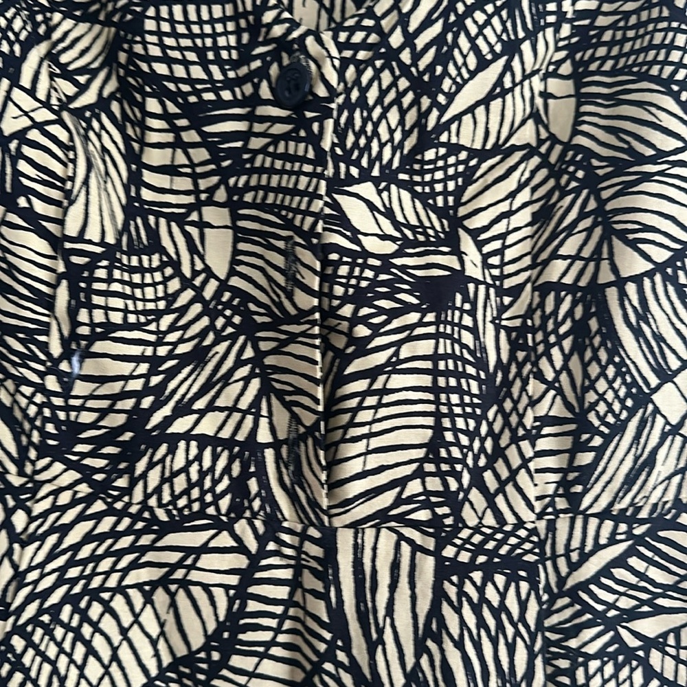 Beautiful print dress size 6 knee length.